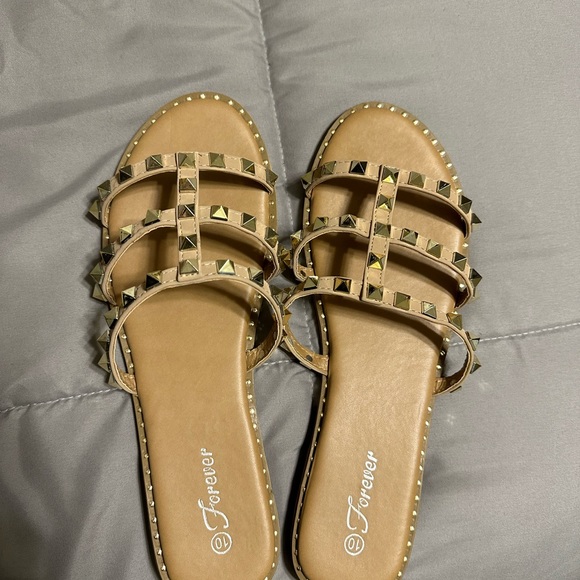 Stud slip in sandals - Picture 2 of 4